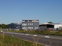 Neubau eines Bürogebäudes und Überdachung der Lagerfläche